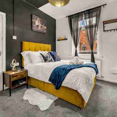 Beautiful 4BD Wigan-Free Parking - Wi‑Fi - Ensuite Rooms