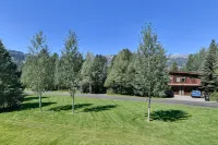 Private Top Corner Condo-5 Minutes to Ski Resort- Balcony, BBQ & Mountain Views! - 4-Star