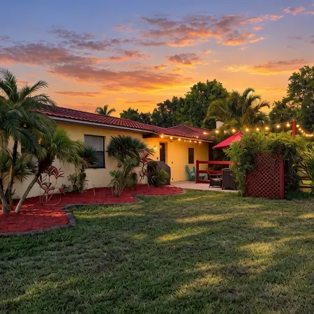 Sunshine Acre. King Master Suite & BIG Yard