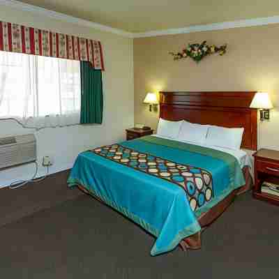 Travelodge by Wyndham Fresno Convention Center Area Rooms