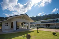Suksompong Resort Các khách sạn ở Takua Pa