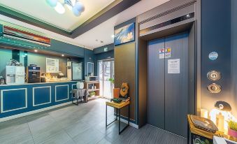 a hotel lobby with blue walls , a reception desk , and a desk area , creating a comfortable and inviting atmosphere at Manhattan Hotel