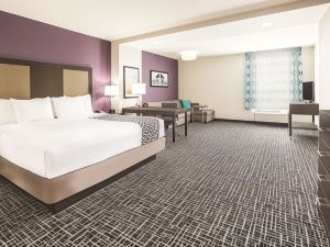 La Quinta Inn & Suites by Wyndham Dallas Plano - the Colony