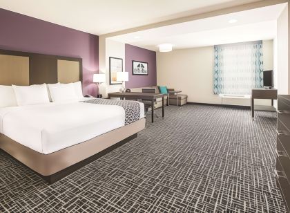 La Quinta Inn & Suites by Wyndham Dallas Plano - the Colony