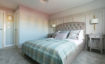4 Bedroom Detached House 5Mins Walk to Shopping Village - Housity