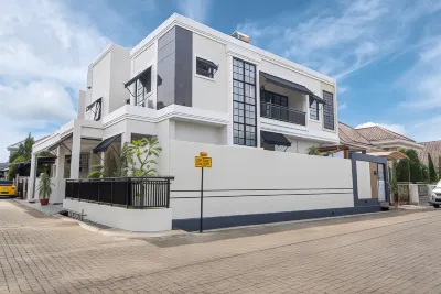 Hening Pool Villa