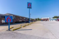 Motel 6 Troy, IL - parking