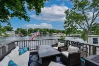 Portage Lakes Escape - 5 Bedroom Lakefront Home Hotels in Coventry Township