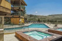 Pool~Hot Tubs~Views~Sleeps 4~Studio~Free WiFi~Near RMNP & Winter Park! 18