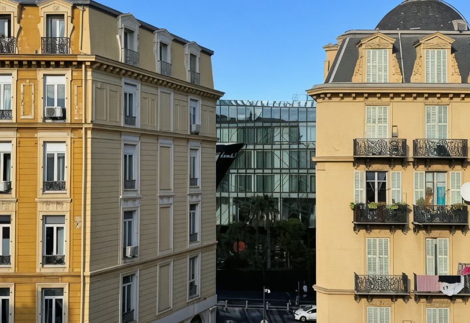 트로가데로 니스의 깨끗한 객실 내부 샤워실