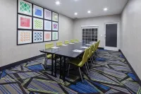 Holiday Inn Express & Suites Tulare
