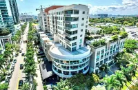 Amazing Condo with Pool at Midblock Miami Hotels in Design District