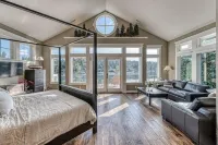 Waterfront high end home-dock, hot tub fun Dune Peninsula at Point Defiance Park附近的飯店