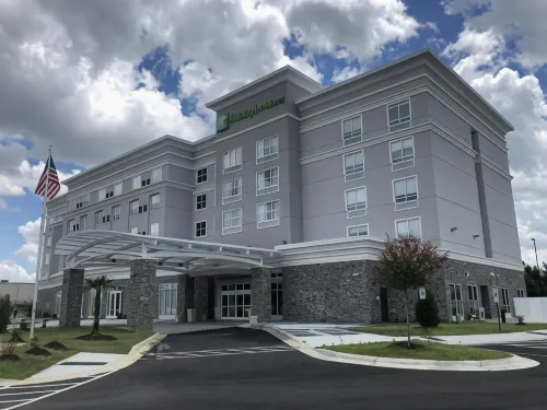 Holiday Inn & Suites Fayetteville W-Fort Bragg Area Hotels in Fayetteville