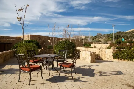 The Old Village Hotel & Resort Отели рядом с достопримечательностью «Храм Душареса»