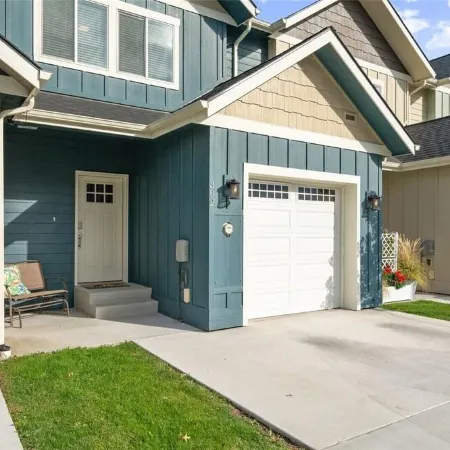 New 2 BR Townhouse in the Heart of Wenatchee. Great for Families, pet friendly.