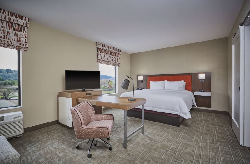 Hampton Inn & Suites Roseburg