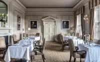 Wood Hall Hotel & Spa - bar