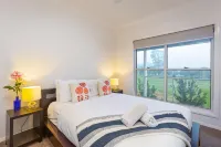 Kulang Lodge in Charming Broke with Large Swim Spa and Games Room Suits up to 8 Guests فنادق في Broke