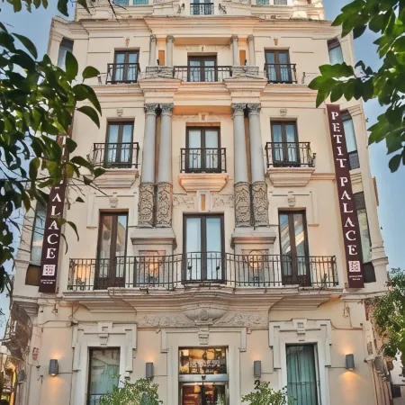Petit Palace Canalejas Sevilla Отели рядом с достопримечательностью «Небоскреб Torre Sevilla»