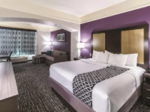 라 퀸타 인 & 스위트 미션 앳 웨스트 매캘런