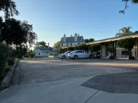 Airlie House Motor Inn - parking