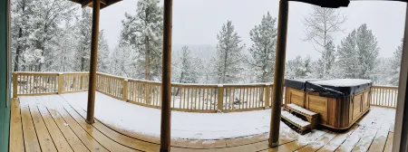 Mountain Sunrise Cabin with breathe taking views.