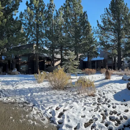 Charming 2-bedroom condo in delightful Mammoth Lakes with fitness room, WiFi