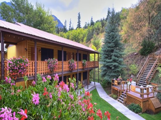 Box Canyon Lodge and Hot Springs