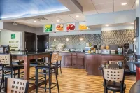Quality Inn & Suites Aiken - مسبح