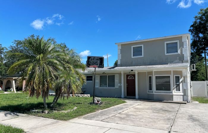 Quiet Pool Haven: 4BR - 9PPL, AC, WiFi, and Beaches Nearby