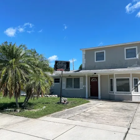 Quiet Pool Haven: 4BR - 9PPL, AC, WiFi, and Beaches Nearby