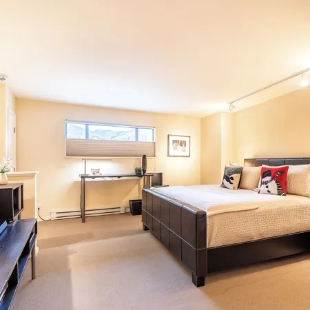 Wonderfully Appointed 3BR Condo - Seasons at Avon - Walk to Riverfront Gondola!