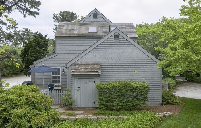 Cape Cod Cottage steps from Private Beach