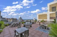 Downtown Oasis: Steps to Dining & Sights. Pool + Gym in Building - balcony