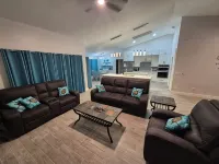 Sadie's Daytona private pool home with 5 king beds , pool table and arcade games - Homestays