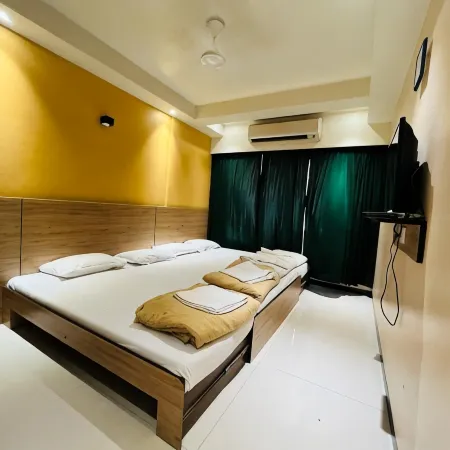 Hotel Madni Royale (50 Mtrs from Dargaah), Ajmer Отели рядом с достопримечательностью «Даргах Шариф»