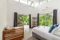 Complete house in the privacy of a spacious tropical setting - 3-Star