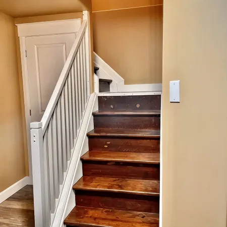 Cozy Bungalow Nestled atop North Shore Hay Bay, Napanee