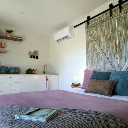 Wake with the Kangaroos: Sunrise Cabin Escape in Mudgee