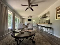 Sleeps 10. Bayou Front Home close to ULM, Sports Complexes, Airport and I-20.