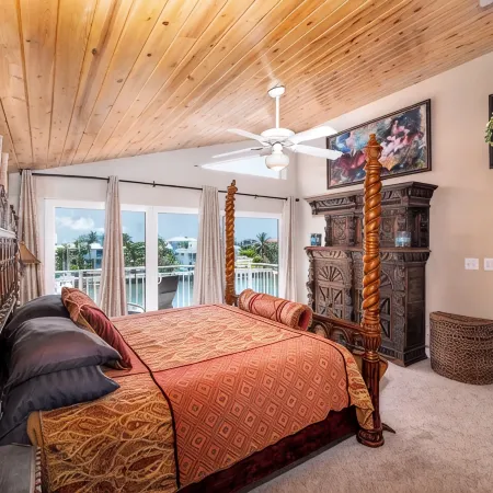 Sleeps 10 - Private house with 110’ of Deep Water Dockage, Pool, Hot Tub & more!