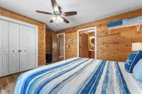 Private Hot Tub!  Kayaks. Serene Lakefront. Pool.