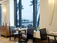 Novotel Mumbai Juhu Beach Hoteles cerca de ISKCON - Sociedad Internacional para la Conciencia de Krishna