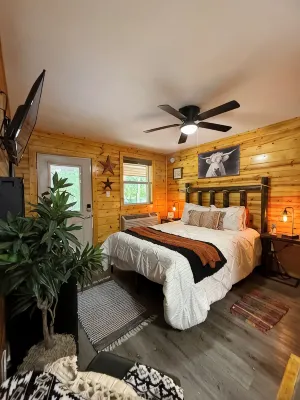 Howdy Darlin’ Cozy Studio, Pets Welcome, low cleaning fee - Condos