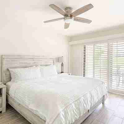 Fully stocked 1-bedroom condo with AC, King bed, patio, pool/hottub access Rooms