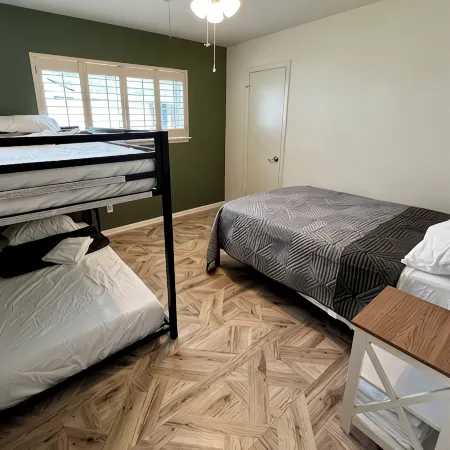 Big Heated Pool w Sunroom, Centrally-loc. Luxury in Houston, Billiards, Sleeps16