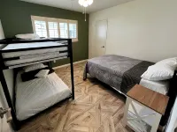 Big Heated Pool w Sunroom, Centrally-loc. Luxury in Houston, Billiards, Sleeps16 - Private Pool