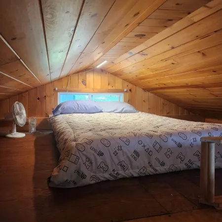 Charming 2-bedroom lakefront camp on Webber Pond