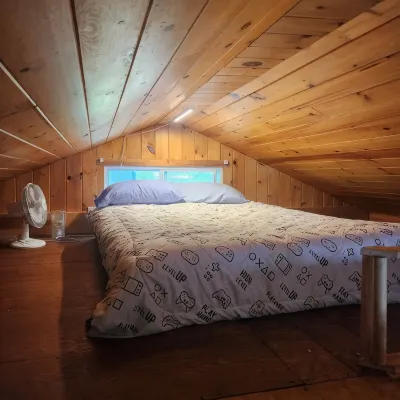 Charming 2-bedroom lakefront camp on Webber Pond